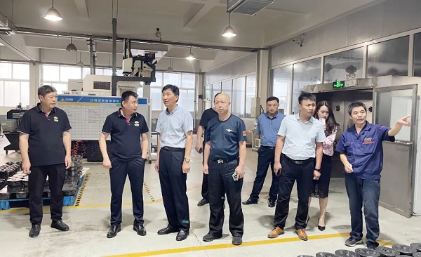 青島德州老鄉(xiāng)會(huì)宮兆東秘書長、禹城市在青流動(dòng)黨員黨總支籌建負(fù)責(zé)人劉建民一行7人蒞臨公司參觀調(diào)研4.jpg 青島德州老鄉(xiāng)會(huì)宮兆東秘書長、禹城市在青流動(dòng)黨員黨總支籌建負(fù)責(zé)人劉建民一行7人蒞臨公司參觀調(diào)研4.jpg