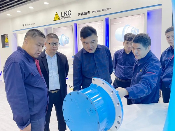 廣州塔山機械、廣州韓川液壓、江蘇靖江新世紀液壓、無錫密斯特智能裝備制造有限公司一行6人蒞臨力克川參觀交流2.jpg